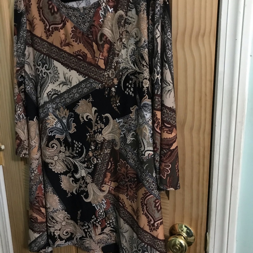 Attitudes by Renee Como Jersy Bateau Neck Printed Tunic.